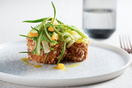 Côtelette d'espadon avec salade de puntarelle