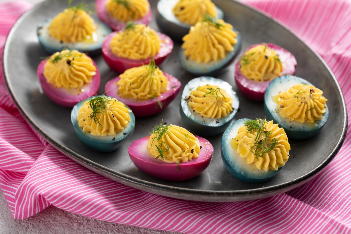 Œufs farcis colorés