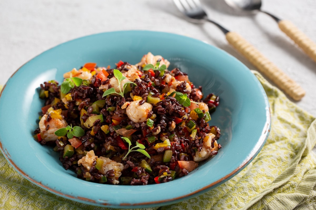 Salade de riz vénéré avec légumes et crevettes