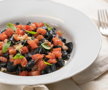 Gnocchetti à l'encre de seiche avec ragoût de seiches