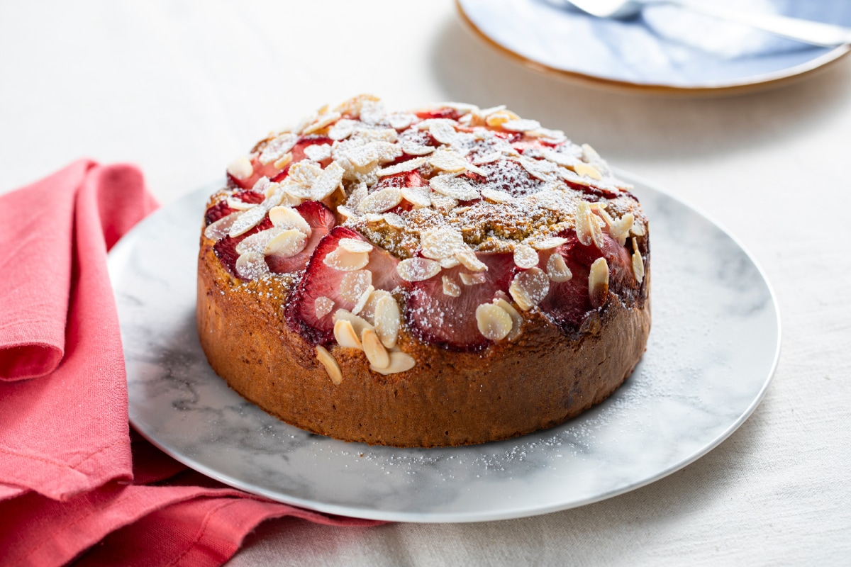 Gâteau au yaourt avec fraises et amandes