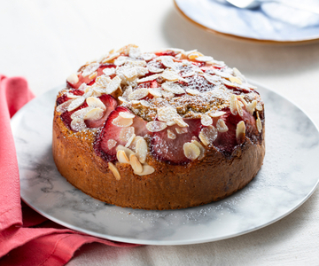 Gâteau au yaourt avec fraises et amandes