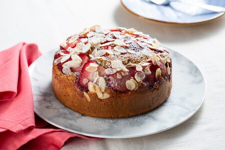 Gâteau au yaourt avec fraises et amandes