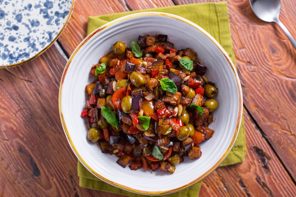 Caponata d'aubergines avec sauce au cacao