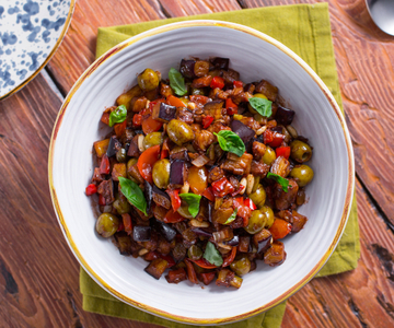 Caponata d'aubergines avec sauce au cacao
