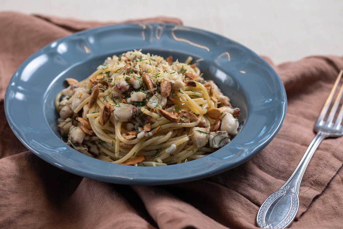 Spaghetti aux rougets avec amandes et fenouil