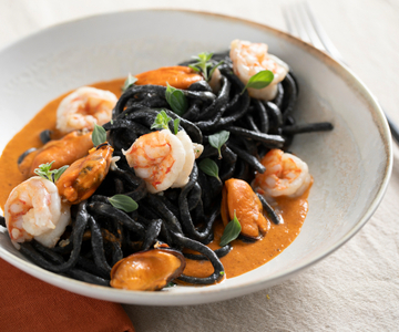 Spaghetti à la guitare à l'encre de seiche, moules et crevettes