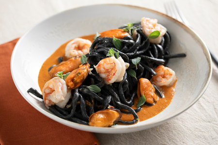 Spaghetti à la guitare à l'encre de seiche, moules et crevettes