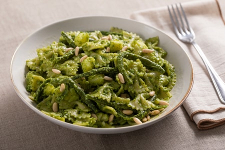 Pâtes froides au pesto avec pommes de terre et haricots verts