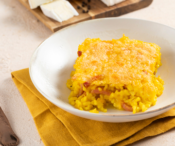 Riz au safran au four avec speck et brie