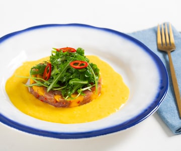 Tartare de thon mariné avec mangue et roquette