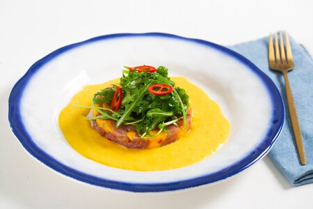 Tartare de thon mariné avec mangue et roquette