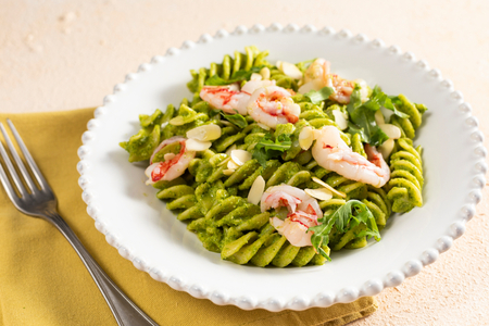 Pâtes au pesto de roquette et crevettes