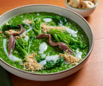 Risotto aux fanes de navet avec anchois et sauce à l'ail