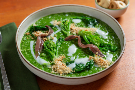 Risotto aux fanes de navet avec anchois et sauce à l'ail
