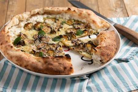 Pizza à la Nerano avec bordure farcie