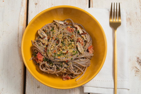 Spaghetti de sarrasin aux anchois et tomates cerises