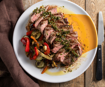 Contre-filet de bœuf avec légumes et sauce chimichurri