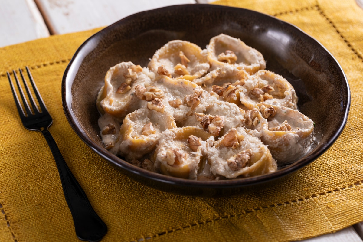 Raviolis de ricotta et herbes avec sauce aux noix