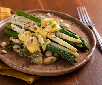 Asperges avec haricots blancs et sauce hollandaise