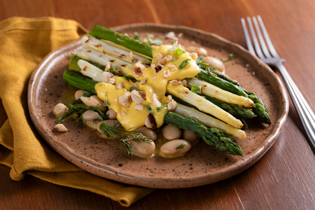 Asperges avec haricots blancs et sauce hollandaise