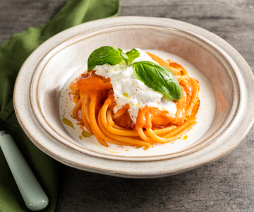 Pâtes avec sauce aux tomates cerises et stracciatella
