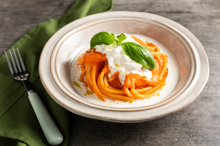 Pâtes avec sauce aux tomates cerises et stracciatella