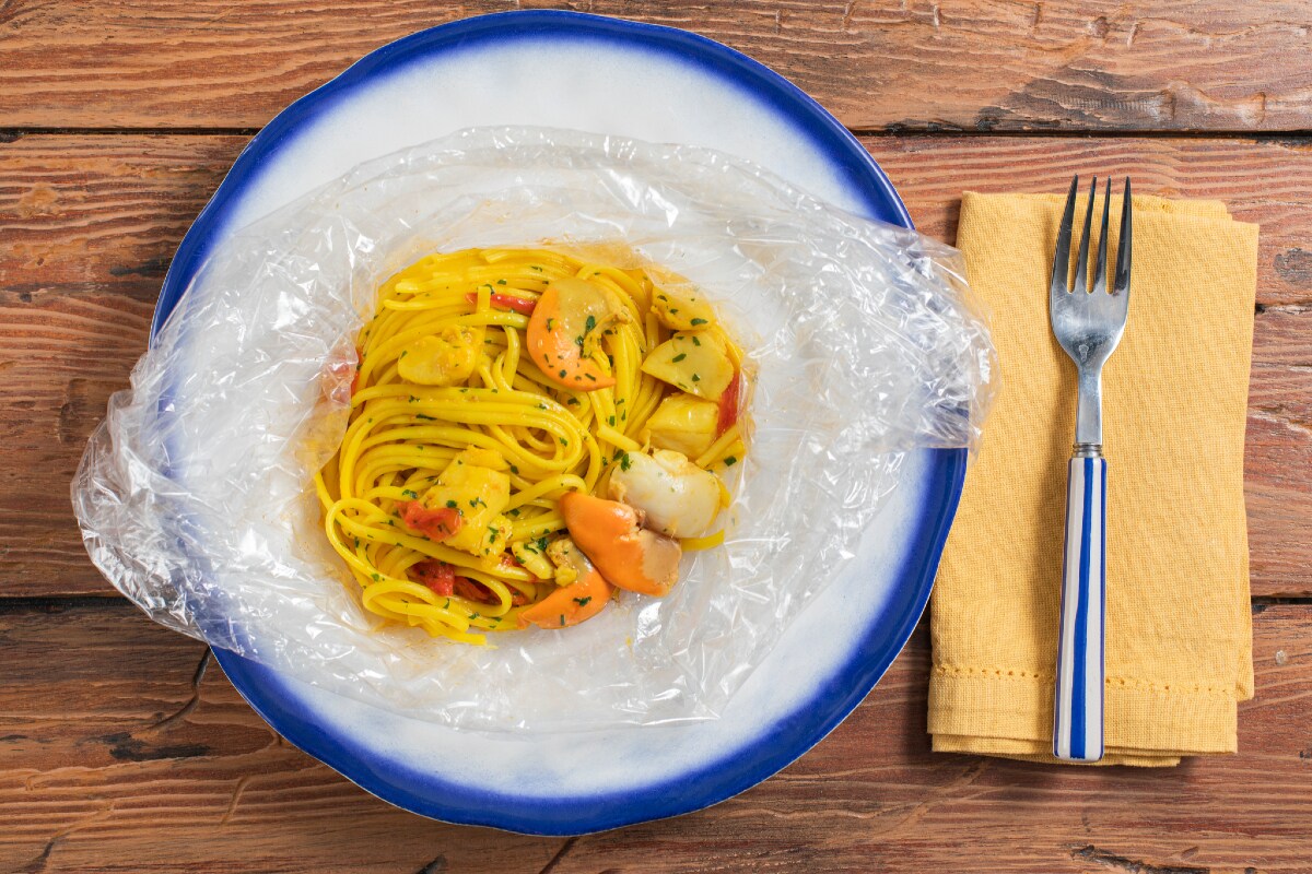 Linguine en papillote avec des coquilles Saint-Jacques