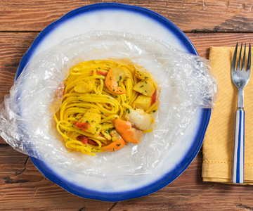 Linguine en papillote avec des coquilles Saint-Jacques
