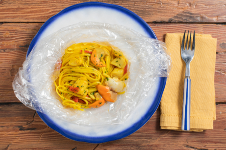 Linguine en papillote avec des coquilles Saint-Jacques