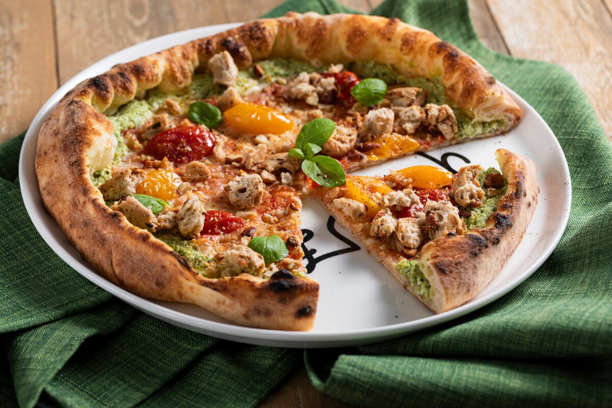 Pizza avec bordure farcie de pesto et ricotta