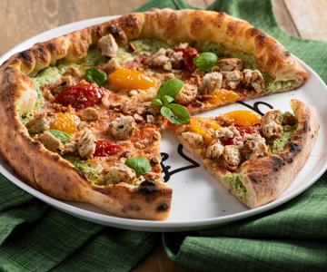 Pizza avec bordure farcie de pesto et ricotta