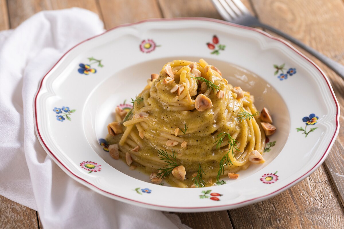 Pâtes à la crème de poireaux braisés, noisettes et fenouil