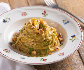 Pâtes à la crème de poireaux braisés, noisettes et fenouil