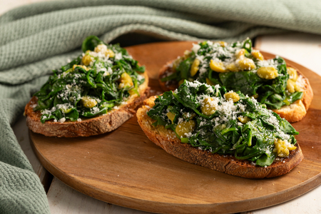 Bruschetta aux fèves et herbes