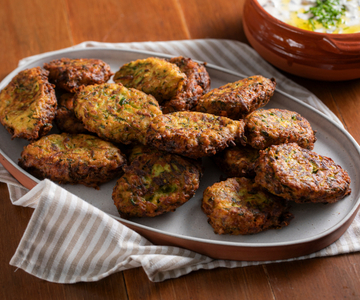 Beignets de courgettes et feta avec sauce au yaourt