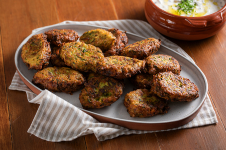Beignets de courgettes et feta avec sauce au yaourt