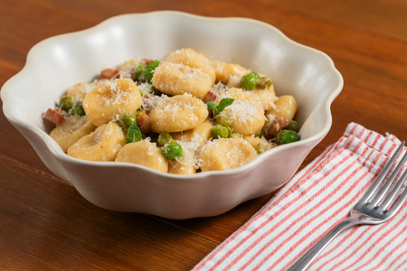 Gnocchi de ricotta avec petits pois, pecorino et guanciale