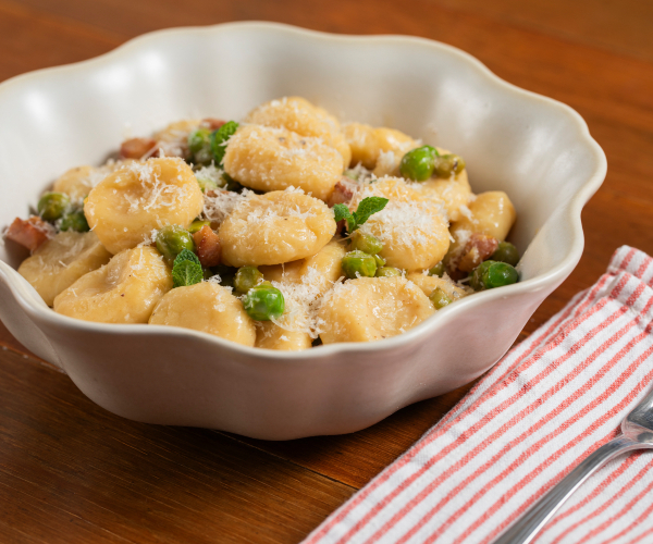 Gnocchi de ricotta avec petits pois, pecorino et guanciale