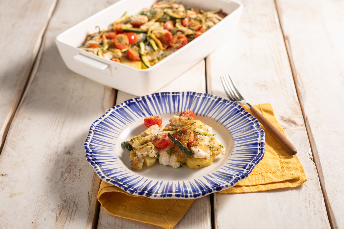 Bar en croûte avec tomates, pommes de terre et courgettes