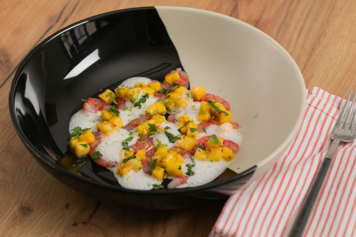 Cru de crevettes avec lait de coco et mangue