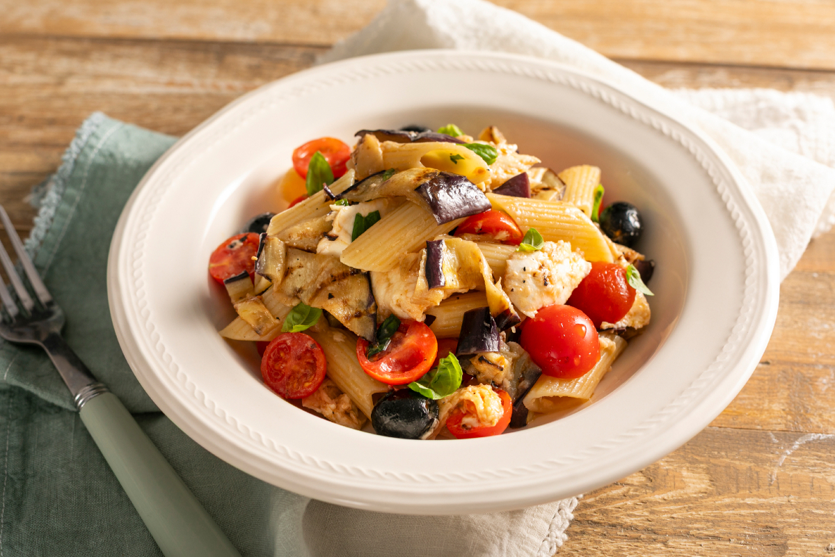 Pâtes froides avec mozzarella et aubergines grillées