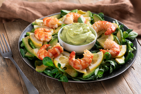 Salade avec crevettes géantes et avocat