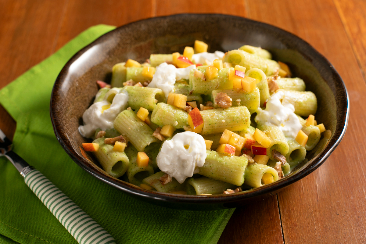 Pâtes froides à la crème de courgettes, pêches et stracciatella