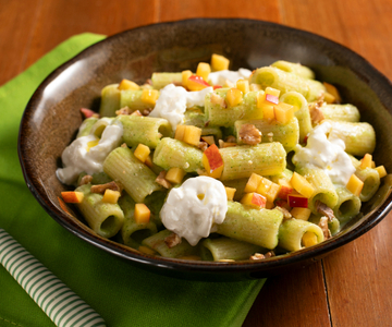 Pâtes froides à la crème de courgettes, pêches et stracciatella