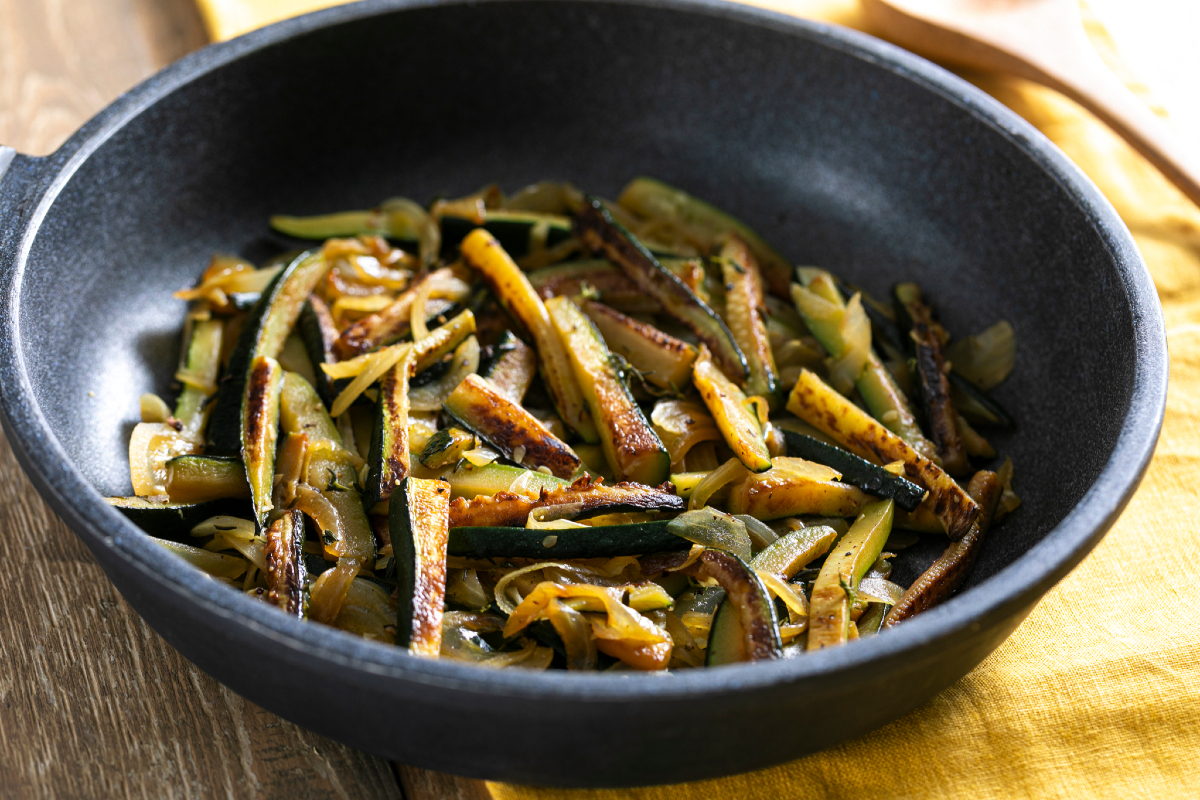 Courgettes à la poêle savoureuses avec oignon