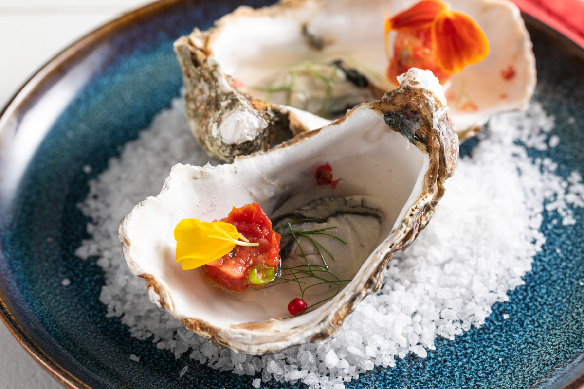 Tartare de tomate en deux textures avec huîtres gelée