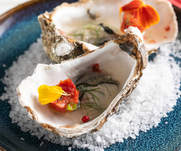 Tartare de tomate en deux textures avec huîtres gelée