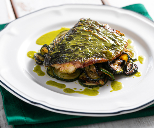 Bar en poêle avec courgettes sautées