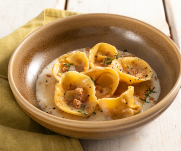 Cappellacci farcis à la courge et aux amaretti sur fondue de provola